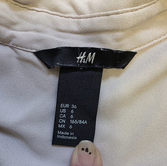 H&M Long Sleeve Hi-lo Button Down Lightweight Blouse Size 6‎ Beige - Picture 4 of 6